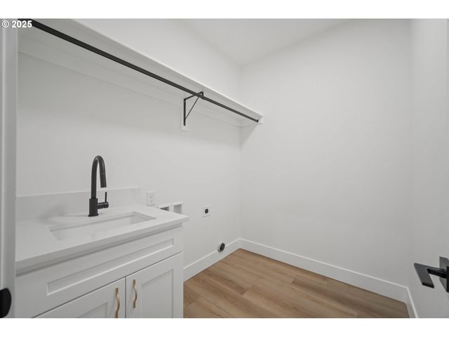933 EDINBURGH Ct, Kelso, WA 98626