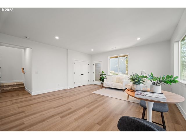 933 EDINBURGH Ct, Kelso, WA 98626