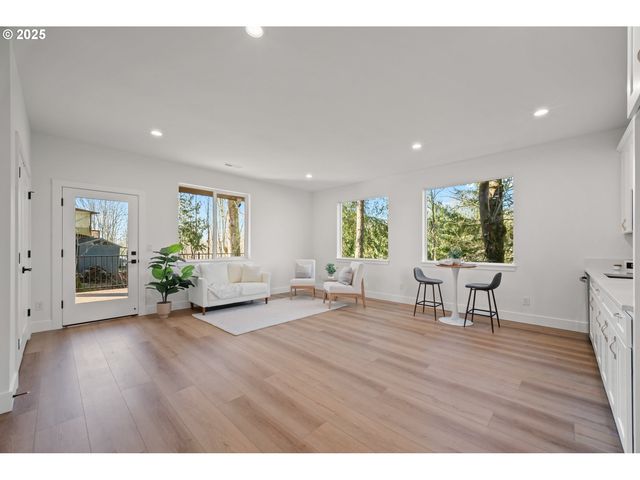 933 EDINBURGH Ct, Kelso, WA 98626