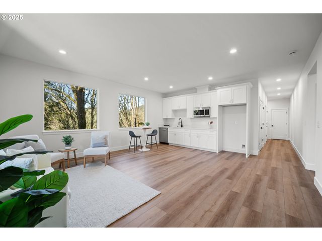933 EDINBURGH Ct, Kelso, WA 98626