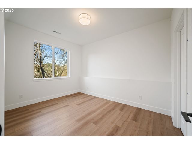 933 EDINBURGH Ct, Kelso, WA 98626