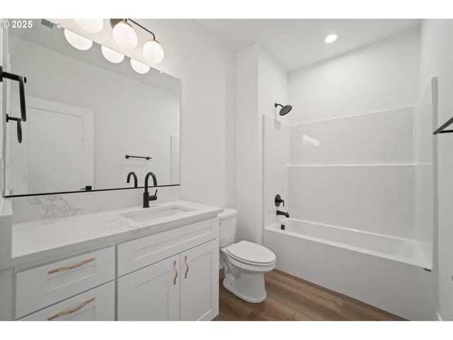 933 EDINBURGH Ct, Kelso, WA 98626