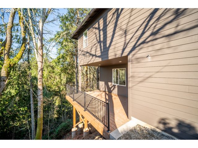 933 EDINBURGH Ct, Kelso, WA 98626