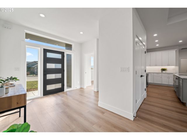 933 EDINBURGH Ct, Kelso, WA 98626