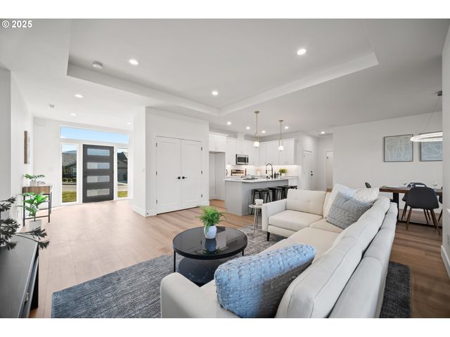 933 EDINBURGH Ct, Kelso, WA 98626