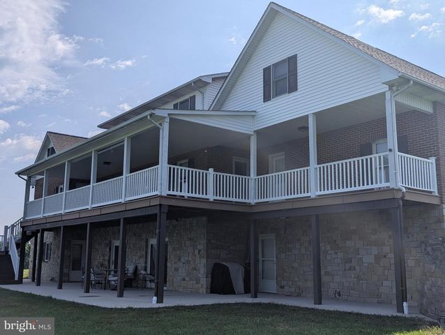 562 W 8TH ST, Waynesboro, PA 17268