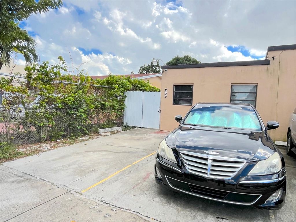 236 E 14th St B, Hialeah, FL 33010