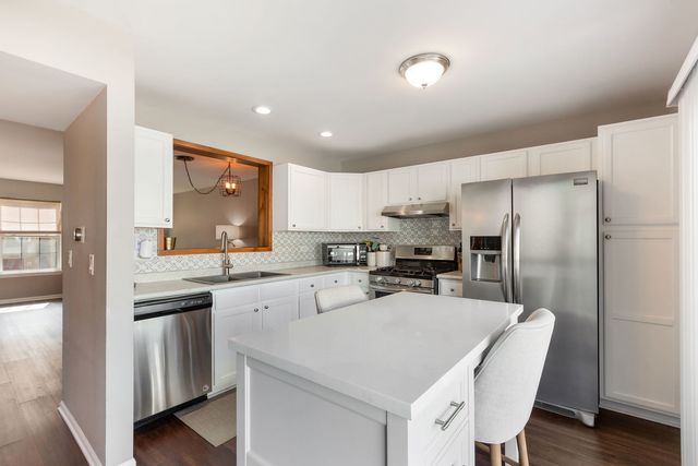 18619 W Sterling Court, Grayslake, IL 60030