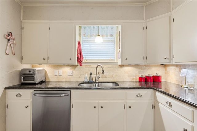 416 White Hall Drive, Woodway, TX 76712