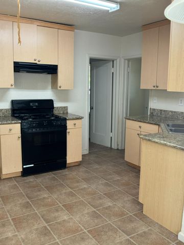 704 N Roosevelt Avenue, Fresno, CA 93728