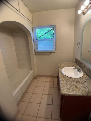 704 N Roosevelt Avenue, Fresno, CA 93728
