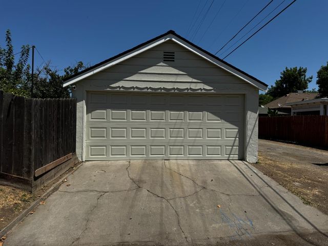 704 N Roosevelt Avenue, Fresno, CA 93728
