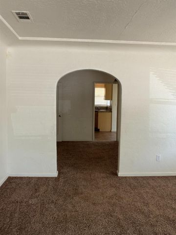 704 N Roosevelt Avenue, Fresno, CA 93728