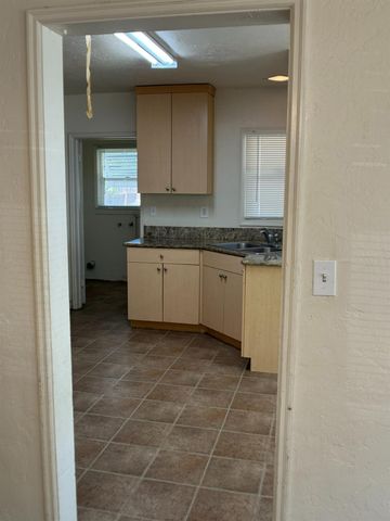 704 N Roosevelt Avenue, Fresno, CA 93728