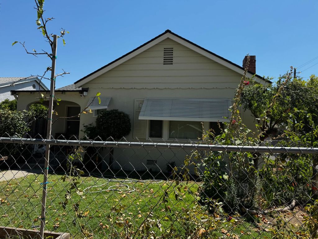 704 N Roosevelt Avenue, Fresno, CA 93728