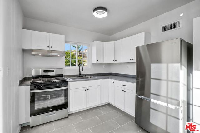 3305 Brayton Avenue, Signal Hill, CA 90755