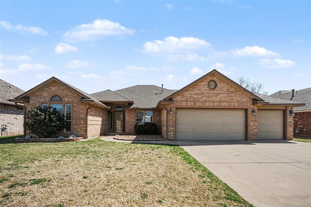 2912 Danielle Terrace, Moore, OK 73160