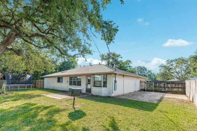 326 N Yaupon Street, Richwood, TX 77531