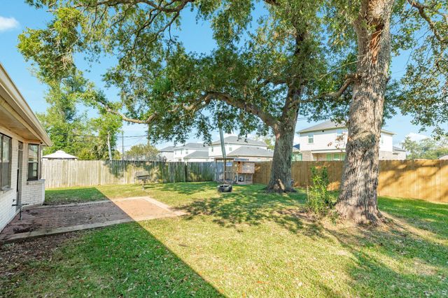 326 N Yaupon Street, Richwood, TX 77531