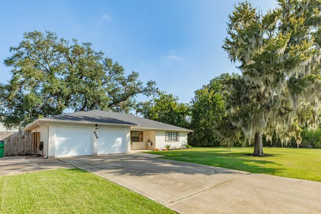 326 N Yaupon Street, Richwood, TX 77531