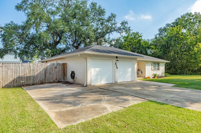 326 N Yaupon Street, Richwood, TX 77531