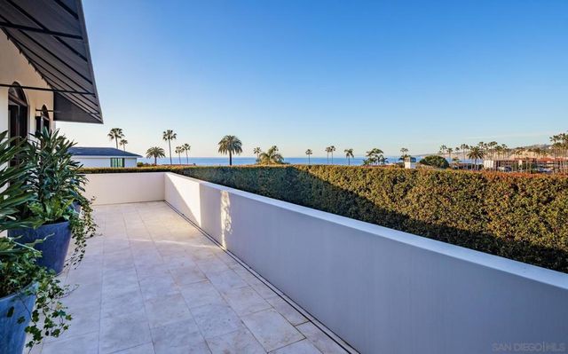 7970 Roseland Dr, La Jolla, CA 92037