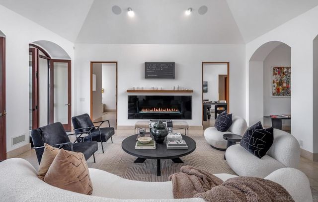 7970 Roseland Dr, La Jolla, CA 92037