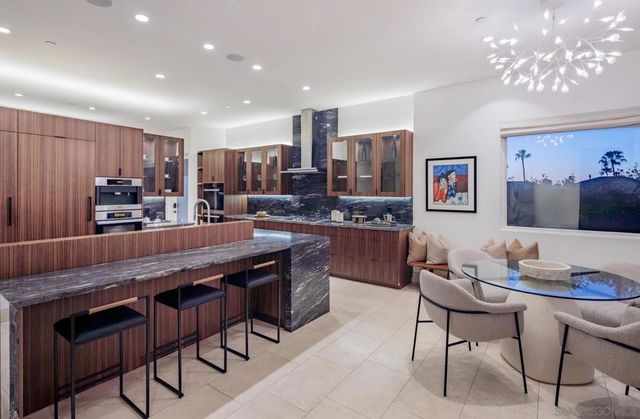 7970 Roseland Dr, La Jolla, CA 92037