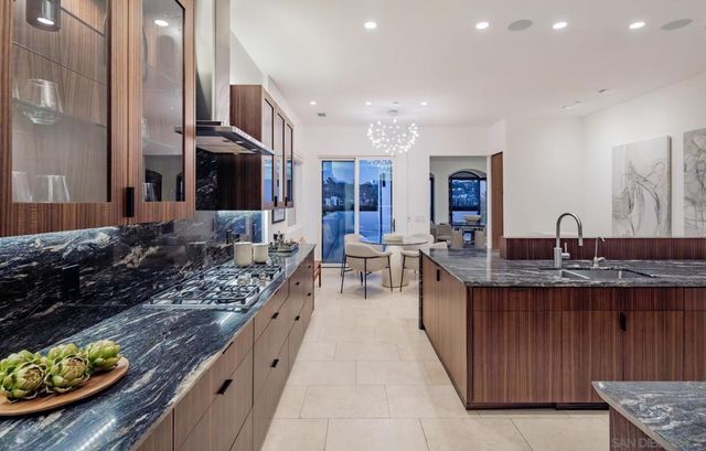 7970 Roseland Dr, La Jolla, CA 92037