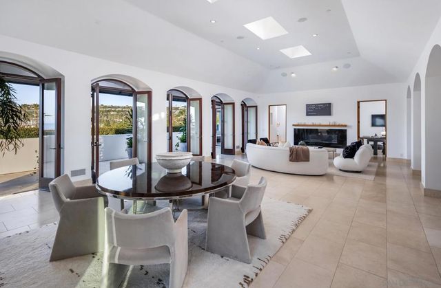 7970 Roseland Dr, La Jolla, CA 92037