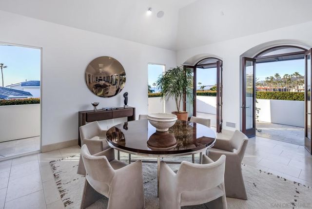 7970 Roseland Dr, La Jolla, CA 92037