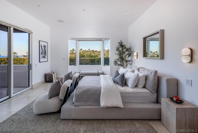 7970 Roseland Dr, La Jolla, CA 92037