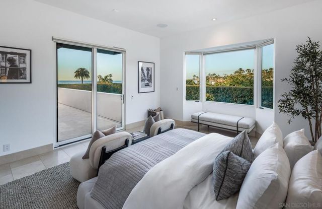 7970 Roseland Dr, La Jolla, CA 92037