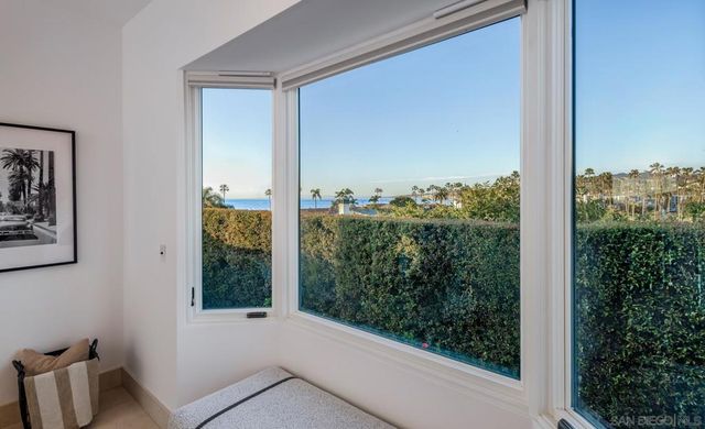 7970 Roseland Dr, La Jolla, CA 92037