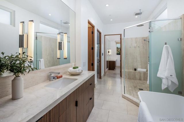 7970 Roseland Dr, La Jolla, CA 92037