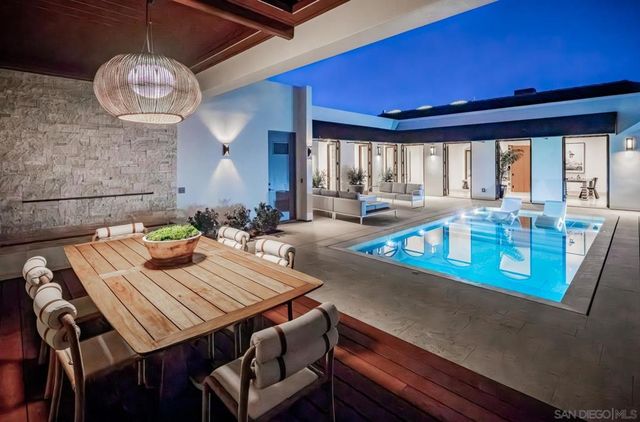 7970 Roseland Dr, La Jolla, CA 92037