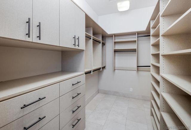 7970 Roseland Dr, La Jolla, CA 92037