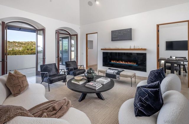 7970 Roseland Dr, La Jolla, CA 92037