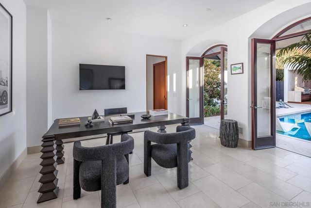 7970 Roseland Dr, La Jolla, CA 92037