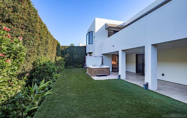 7970 Roseland Dr, La Jolla, CA 92037