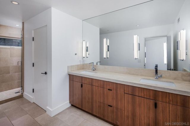 7970 Roseland Dr, La Jolla, CA 92037