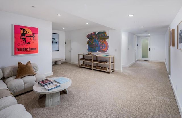 7970 Roseland Dr, La Jolla, CA 92037