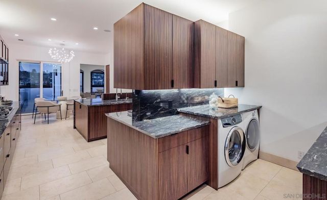 7970 Roseland Dr, La Jolla, CA 92037