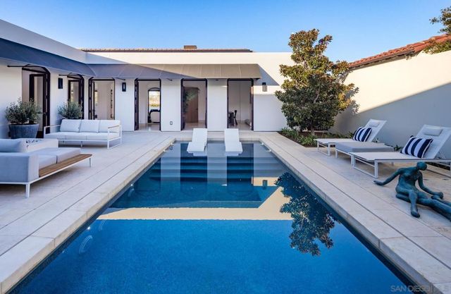 7970 Roseland Dr, La Jolla, CA 92037