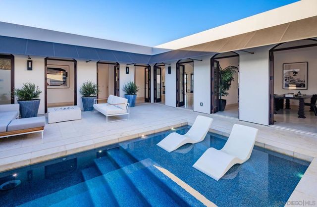 7970 Roseland Dr, La Jolla, CA 92037