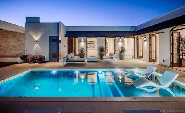 7970 Roseland Dr, La Jolla, CA 92037