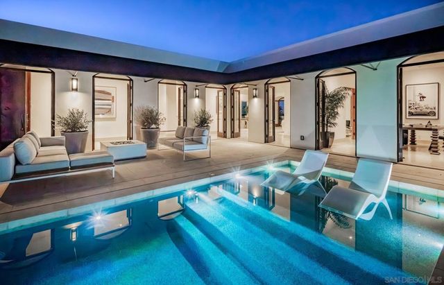 7970 Roseland Dr, La Jolla, CA 92037