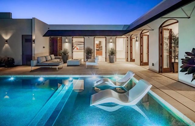 7970 Roseland Dr, La Jolla, CA 92037