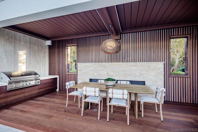 7970 Roseland Dr, La Jolla, CA 92037