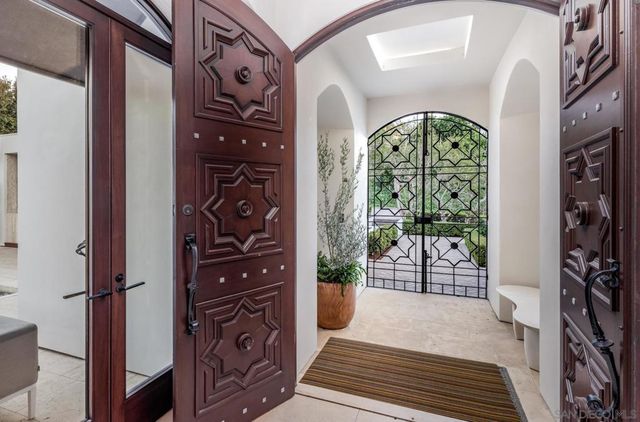 7970 Roseland Dr, La Jolla, CA 92037